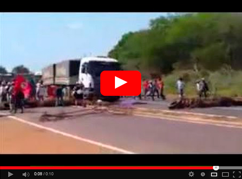 Vídeo: caminhoneiro enfrenta MST e faz sucesso na internet