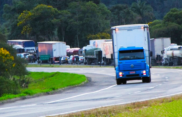 Lei obriga uso de farol baixo durante o dia em rodovias