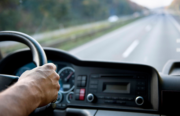 Motorista com jornada de trabalho excessiva é indenizado