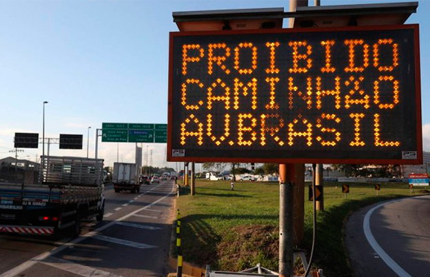 Caminhões são multados por descumprirem regras de circulação