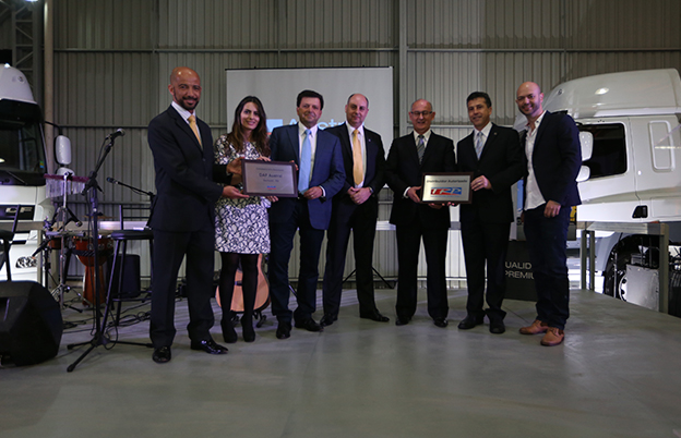 Executivos DAF entregam placa de distribuidor oficial marca