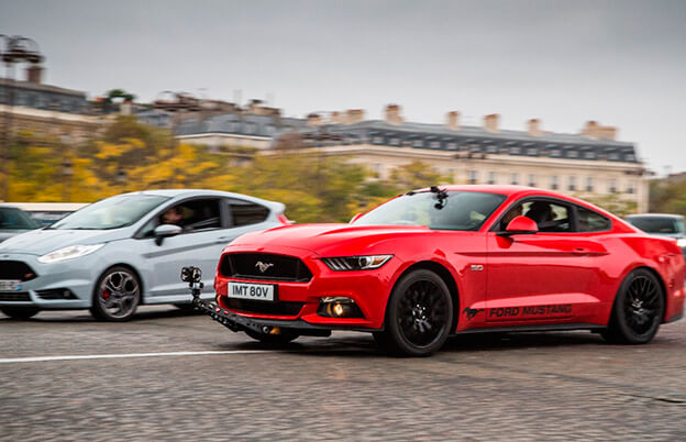 Mustang nas ruas de Paris