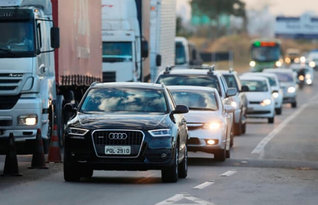 Lei que obriga uso de farol baixo nas rodovias multa 117 motoristas por dia