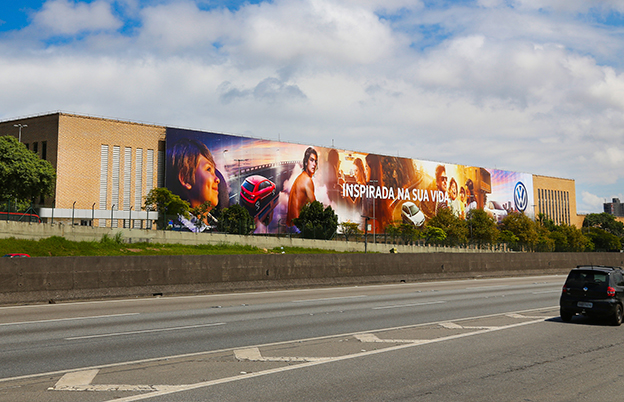 Painel gigante é a novidade da fachada da VW