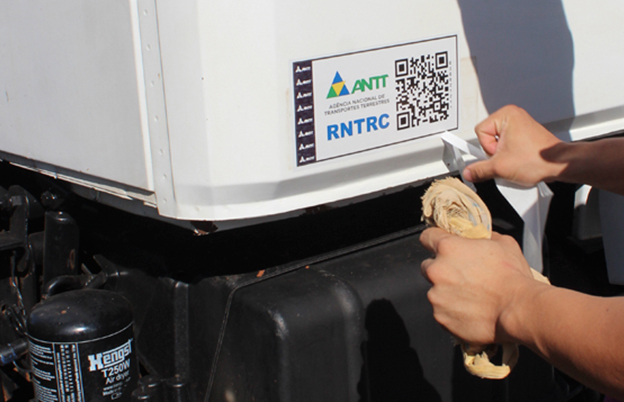 Veículos suspensos têm até 31 de maio para regularizar vinculação da placa ao adesivo (QR Code) sem custo extra