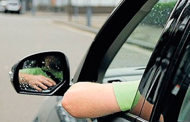 Se você dirige com o braço para fora, cuidado: pode ser multado