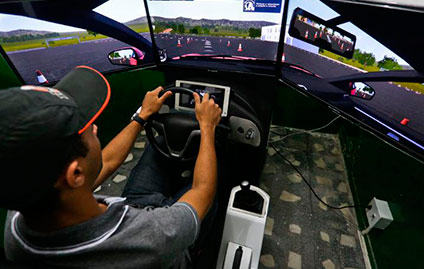Simulador de direção contribui para formação de condutores