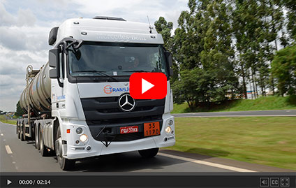 Vídeo: Caminhoneiras avaliam extrapesado Actros da Mercedes-Benz