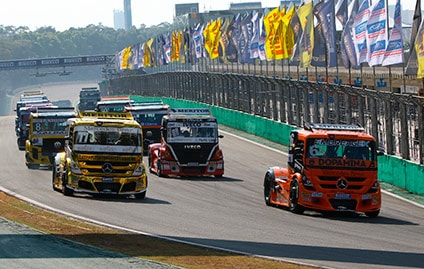 Fórmula Truck: piloto da Scania comemora vitória em Interlagos