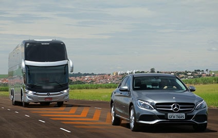 Mercedes-Benz lança Piloto automático adaptativo para ônibus