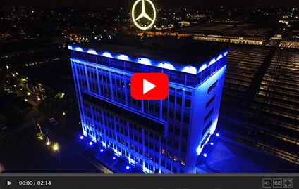 Mercedes-Benz ilumina sede em apoio à campanha Novembro Azul