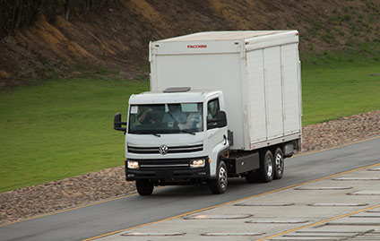 Volkswagen amplia família de caminhões elétricos no Brasil