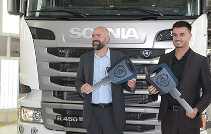 Scania entrega último caminhão do mundo das séries PGR