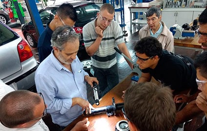 Cursos gratuitos sobre suspensão no Senai Ipiranga, em São Paulo