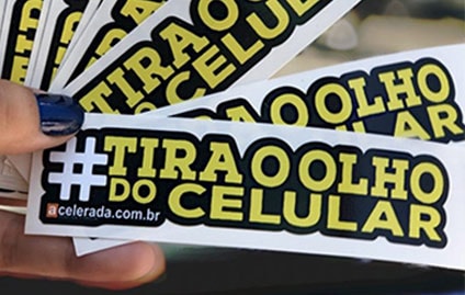 Campanha #TIRAOOLHODOCELULAR alerta as pessoas para acidentes