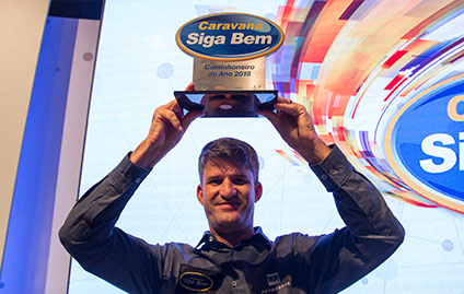Pernambucano é o Caminhoneiro do Ano no concurso da Rede Siga Bem