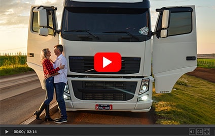 Vídeo: história de amor que terminou no altar com noivos chegando de FH