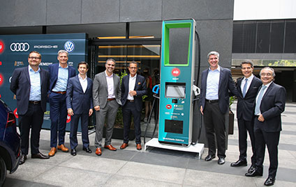 Representantes das empresas que firmaram parceria para rede de recarga ultrarrápida