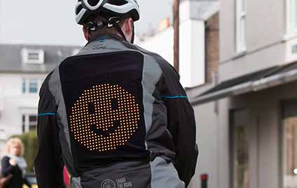 Ford cria traje com emojis para segurança dos ciclistas
