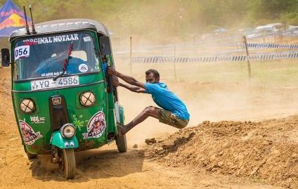 Criativos, motoristas de tuk-tuk encaram ‘corrida maluca’ na Ásia