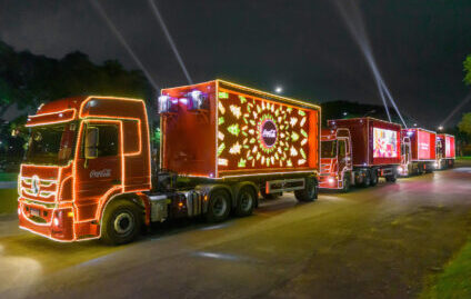 Mercedes-Benz presente na Caravana de Natal da Coca-Cola – Na Boléia