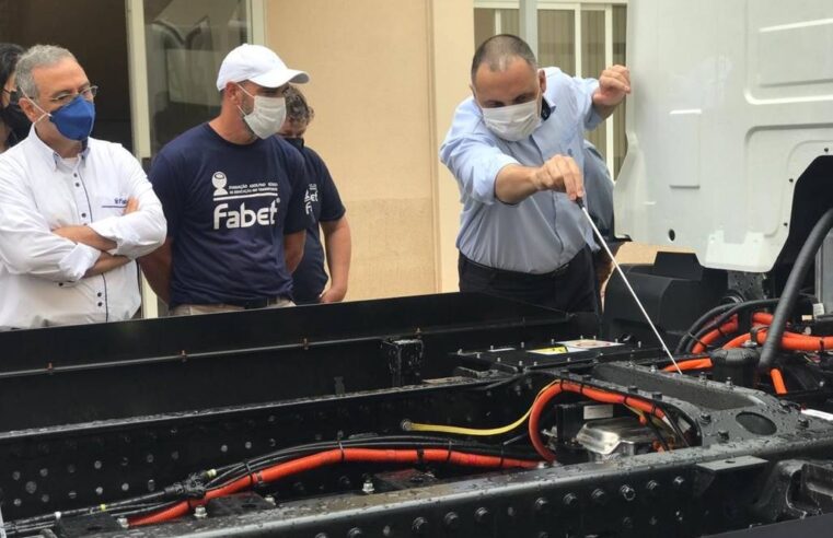 VWCO treina instrutores de instituições de ensino sobre caminhão elétrico