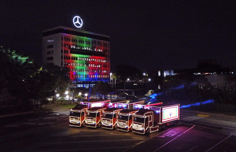 Fábrica da Mercedes-Benz recebe a Caravana de Natal da Coca-Cola FEMSA  Brasil – Na Boléia
