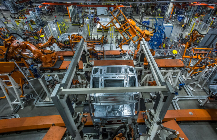 Volvo celebra 25 anos de produção de cabines no Brasil