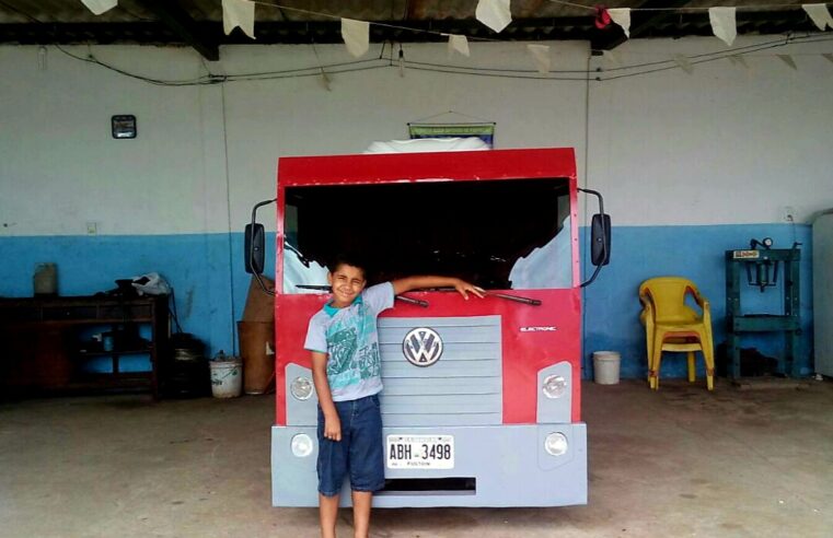 Pai constrói e presenteia filho com um mini VW Constellation