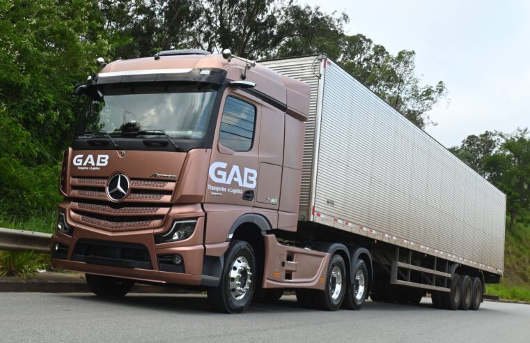 Caminhão Actros “Estrela Delas” é destaque na frota da GAB Transportes